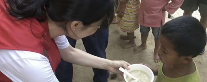 해외 아동에게 따뜻한 죽 한 그릇을 전하는 봉사 현장